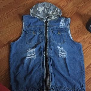 Sleeveless slim washed hooded camo denim jacket